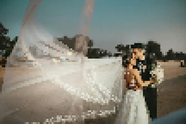 As 7 Poses Mais Mágicas para Casais com o Sol se Pondo ao Fundo