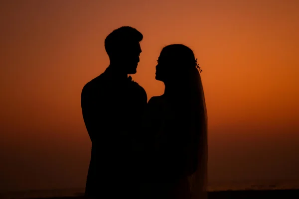 Silhuetas Românticas: Como Capturar o Amor com Contraste e Emoção