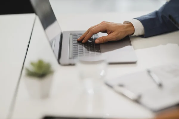 Sites Gratuitos (e Pagos) para Criar um Portfólio Elegante e Profissional