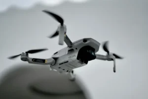 foto com drone cinematografica para casamento na praia