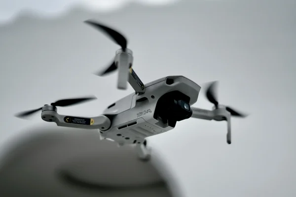 foto com drone cinematografica para casamento na praia