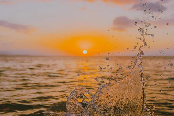 Pôr do Sol compondo a Linha do Horizonte com Drones